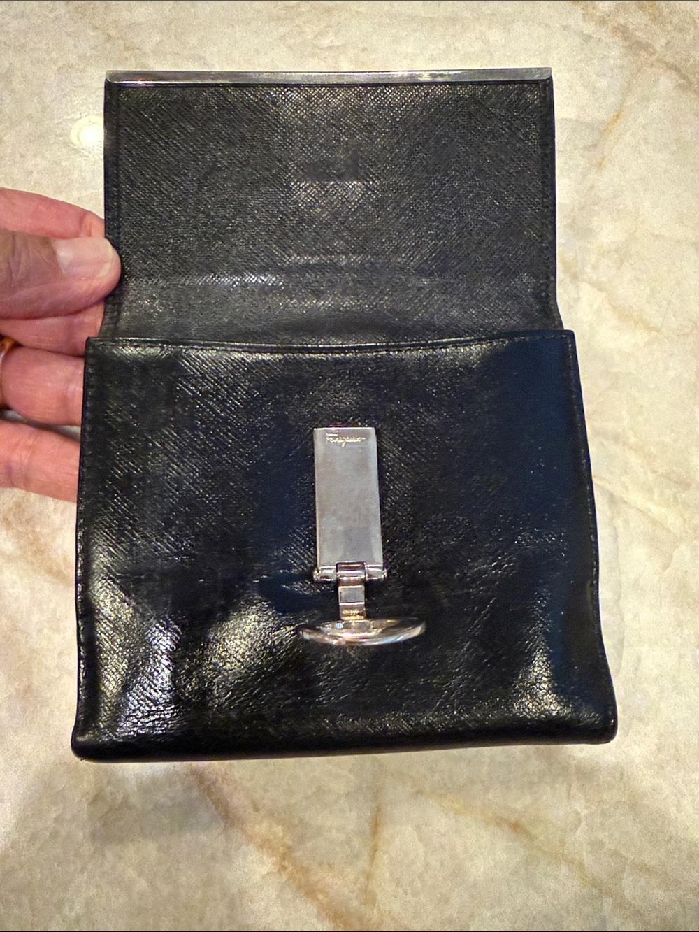 Salvatore Ferragamo EUC black leather wallet featuring Gancini clip closure - Picture 4 of 11